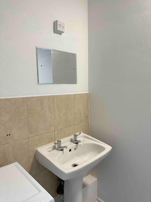 2 Bed Apt Sofa Bed Up To 6 Londra Esterno foto